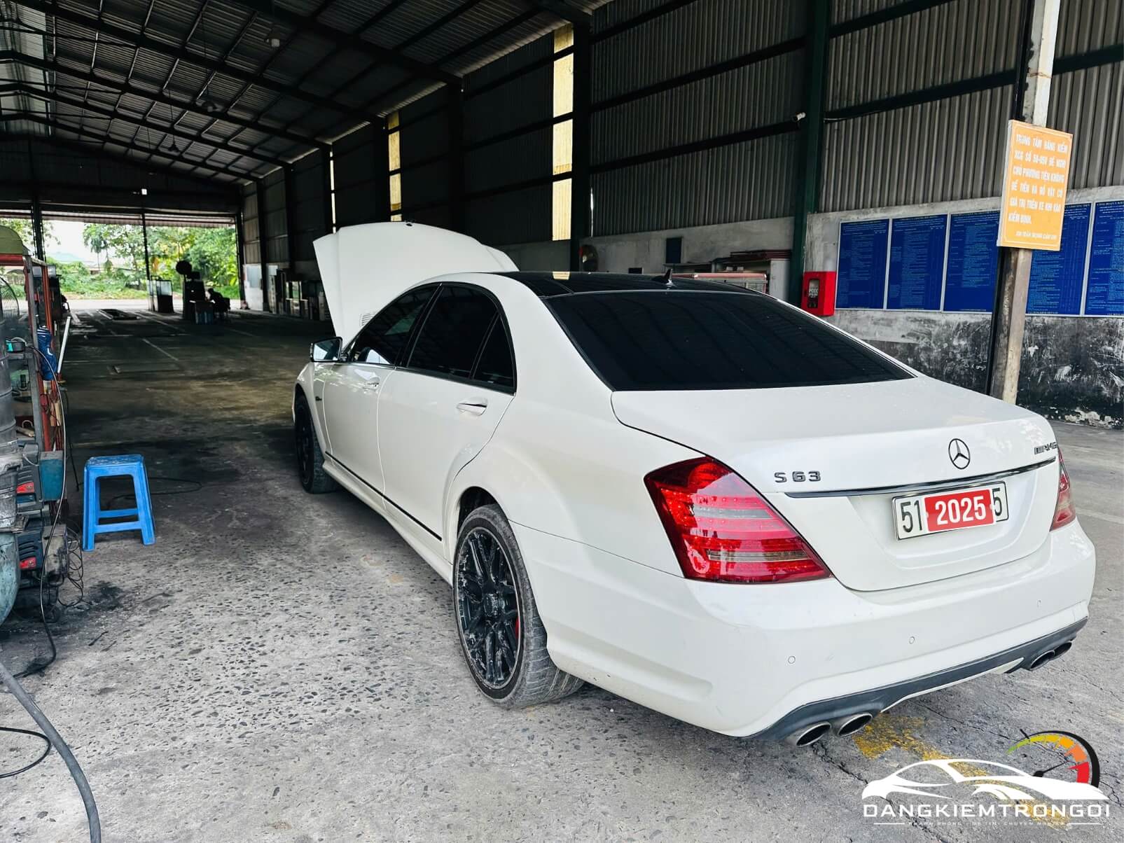 Quy trình đăng kiểm xe tại Đăng Kiểm Ô Tô Trọn Gói gồm 5 bước chính: Khách hàng liên hệ, nhận xe tại nhà, chuẩn bị hồ sơ, đăng kiểm, bàn giao kết quả.
