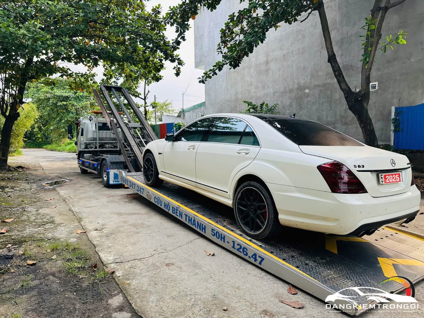 Với những xe đã quá hạn đăng kiểm, dangkiemototrongoi.com không thể "mạo hiểm" lái xe mà phải sử dụng đến xe cứu hộ chuyên dụng để vận chuyển